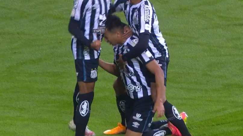 geglobo's tweet photo. Anulado! Kaio Jorge marca, mas arbitragem anula por toque de mão. Segue Inter 1 x 0 Santos https://t.co/CwlF4fRv6f https://t.co/UVWnIPz1Z7