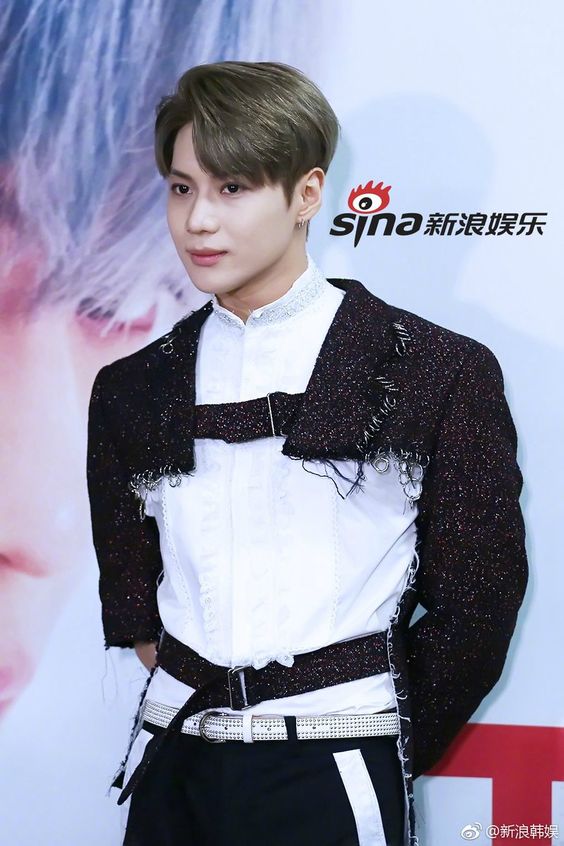 but heres what made me want to do this thread: in move era taemin wears shits backwards, deconstructed pieces of clothing as well as a mask +