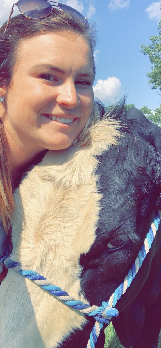 LindsHaynes_33's tweet photo. I’d give up white claws and mexican food for you to live forever but that’s not the way things work. You were one heck of a cow for our small herd and my first show cow. Hopefully cow heaven has the greenest pastures. https://t.co/sTBlpkqGsP