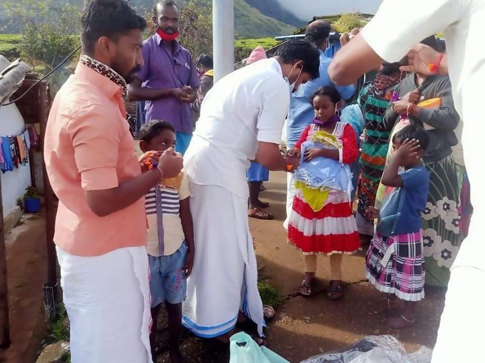 friendsofrss's tweet photo. RSS volunteers distributed essential grocery items to flood affected people at Munnar, Kerala. #keralafloods https://t.co/3AnuK8Eyzs
