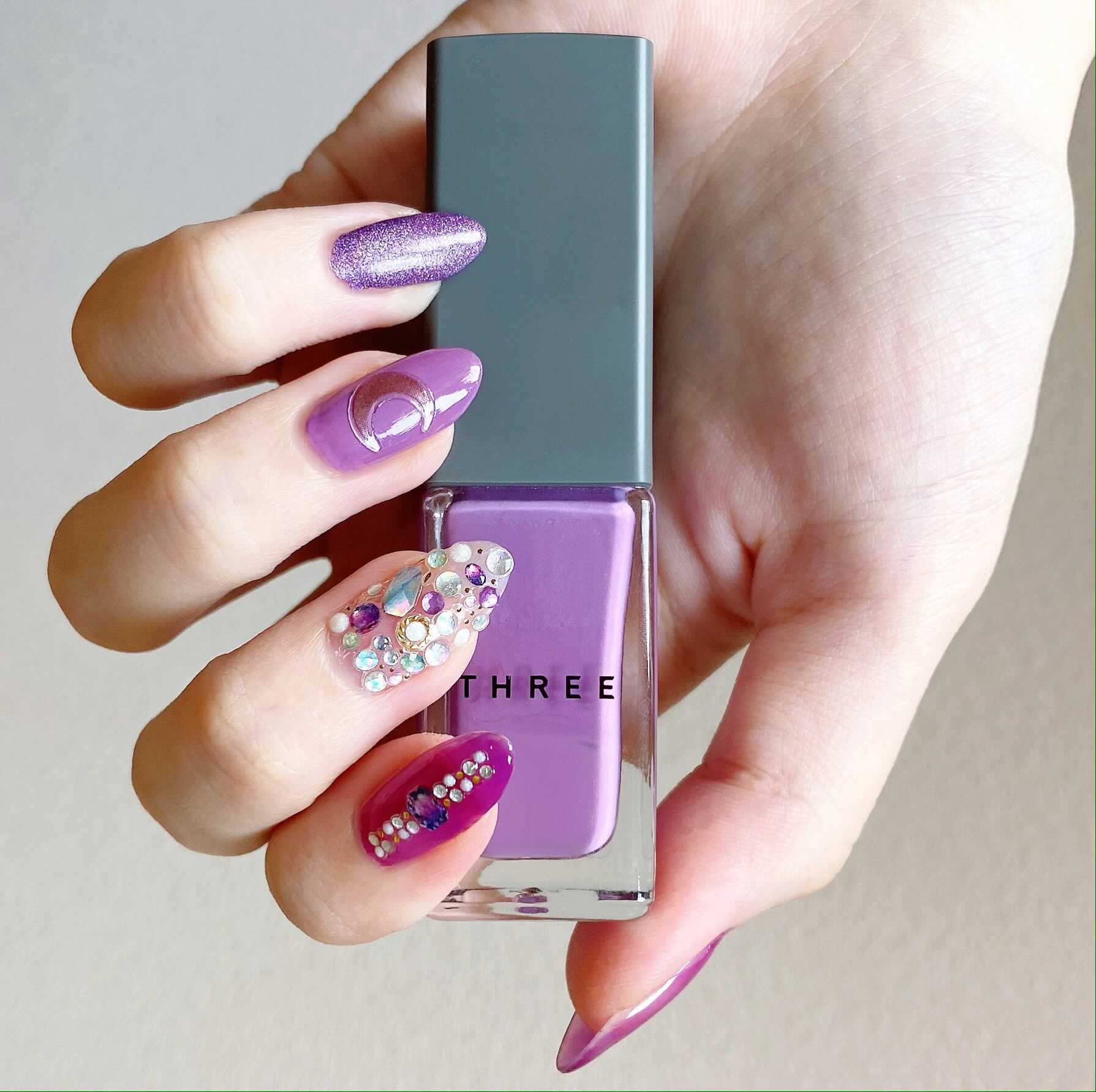 ちこえ 去年threeで大人買いした限定ネイルポリッシュ カラーオブレイン グラデーションが咲く 雨色の世界を指先へ というテーマが刺さりました これはx番 月のシールはダイソー 石はthe Namie Nail Lookのもの いつも薬局や東急ハンズで購入し
