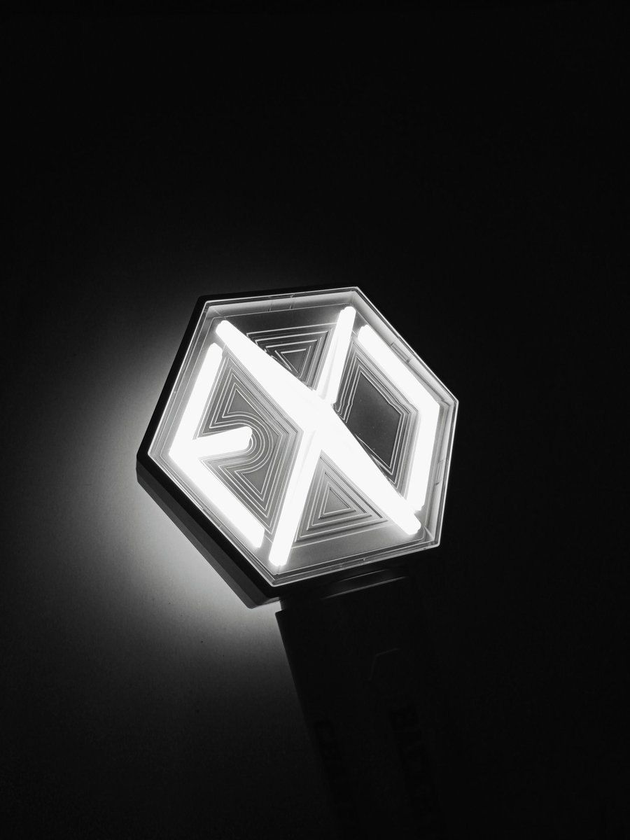 petrariama's tweet photo. Ada yang mau beli gak, nih? ππ
#juallightstick #exol #exoina #Indonesia only https://t.co/UD816kCviv