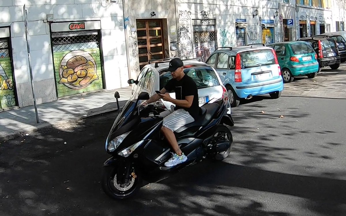 ❌Contromano
❌Senza casco
❌Messaggiando al telefono

#scooterista #scooter #motociclista #moto #roma