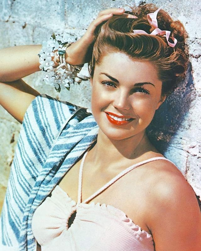 picturesofcelebrities.com

Star of the Month: Esther Williams

#estherwilliams #moviemusical #1950sstyle #1940sfashion #1940sstyle #macaronsandmimi #retrofilm #letsmovie #tcm #classicfilms #classichollywood #classicmovies #classicmovie