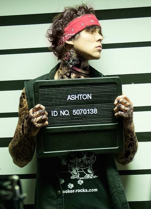 here’s a little thread of 5SOS punk edits i found on pinterest accidentally because i’m laughing so hard