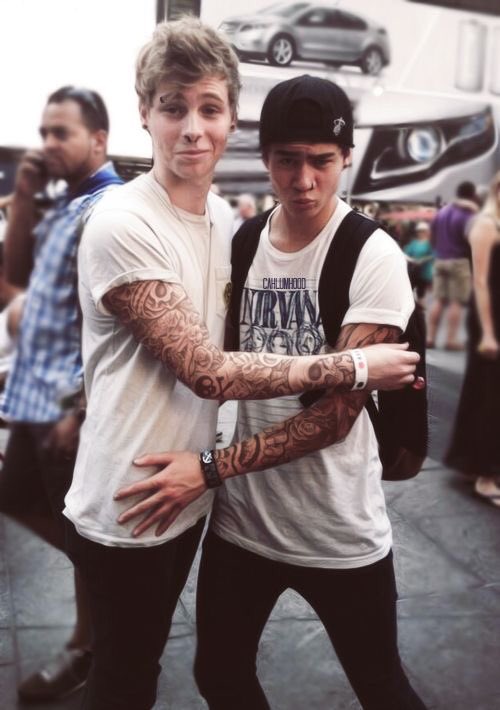 here’s a little thread of 5SOS punk edits i found on pinterest accidentally because i’m laughing so hard