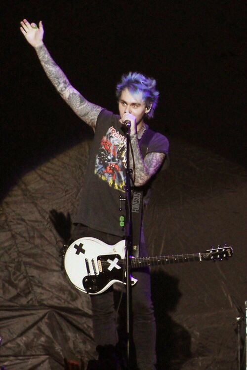 here’s a little thread of 5SOS punk edits i found on pinterest accidentally because i’m laughing so hard