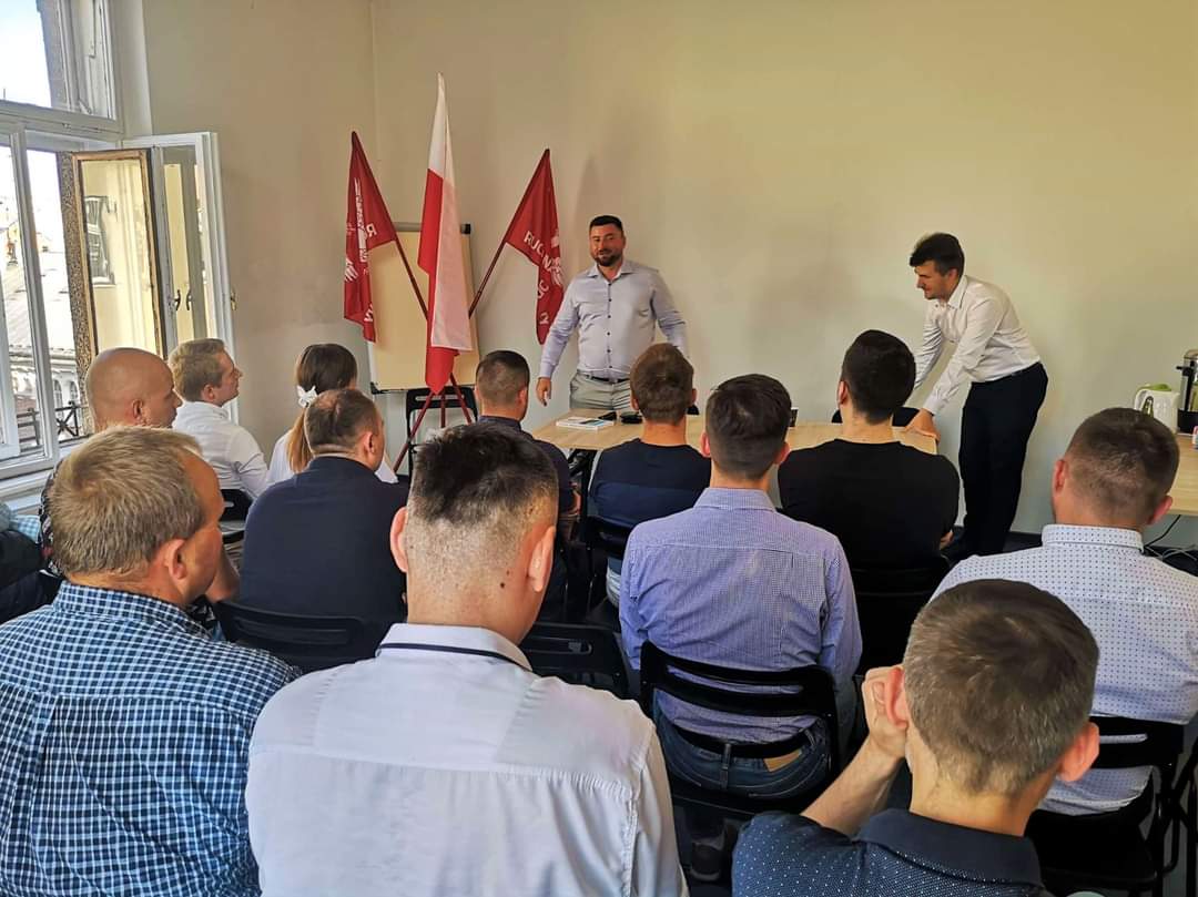 Patryk_Mierzwa_'s tweet photo. 📌 Wczorajszego dnia mieliśmy przyjemność spotkać się i posłuchać @TudujKrzysztof, który odwiedził nas w Krakowie. 🤝
Dziękujemy za spotkanie i ciekawe wystąpienie 📋
#RuchNarodowy #małopolskie #Kraków
#Konfederacja #Poseł #Krzysztof #Tuduj https://t.co/S5n1Rsxiw8
