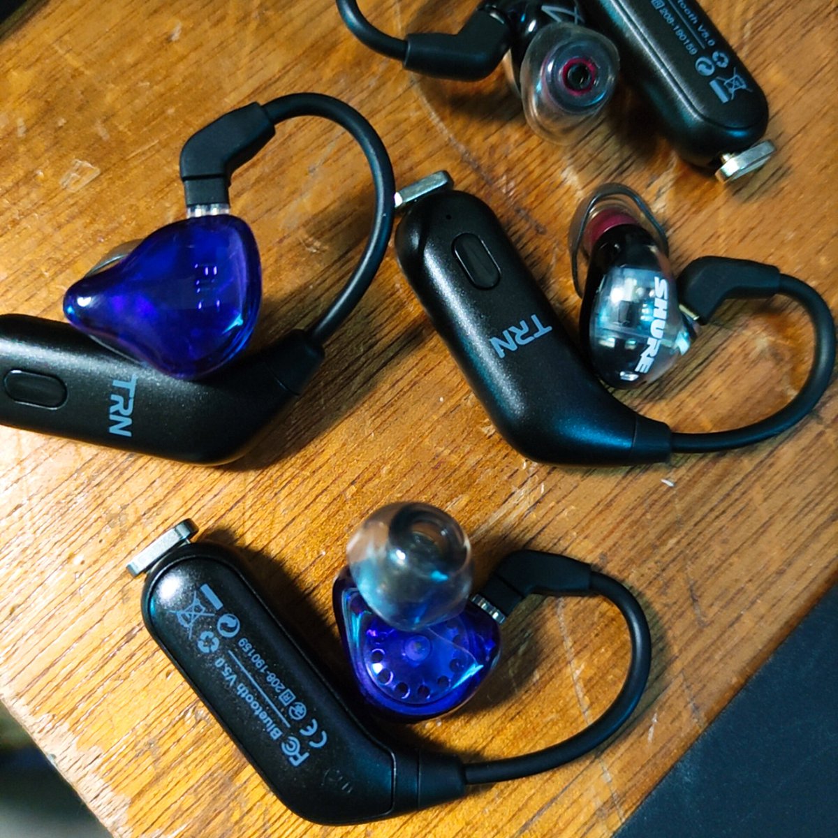 _swirhen_'s tweet photo. 割と気に入ってしばらく通勤のおともだった #shure #aonic4(36k)
こないだ届いた #FiiO #FH1S(7.5k)
同じ1DD+1BAの構成で、お値段4倍以上違うのにFH1sくんの音の方がめっちゃ好みで、俺の貧乏耳にはこれで十分なんやな…ってなってる。(ワイヤレスにしちゃってる影響はあるかも知れんが) https://t.co/bRuss8kv5G