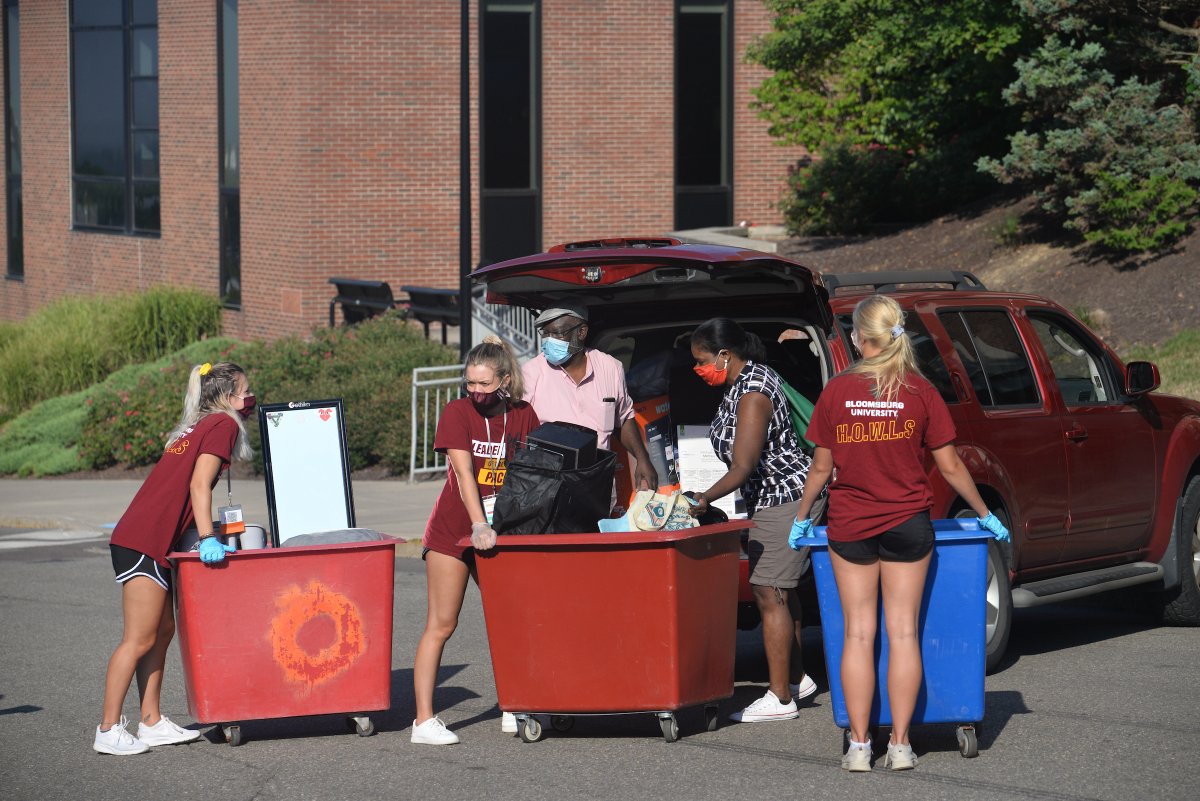 BloomsburgU's tweet photo. Moving in, ready to begin πππ¨π¦π§³πΎ #HuskyLife #BUClass2024 #LifeAtBU #HeyHOWLs #BackToBloom #MaskUp https://t.co/PjW8IwmJ6R
