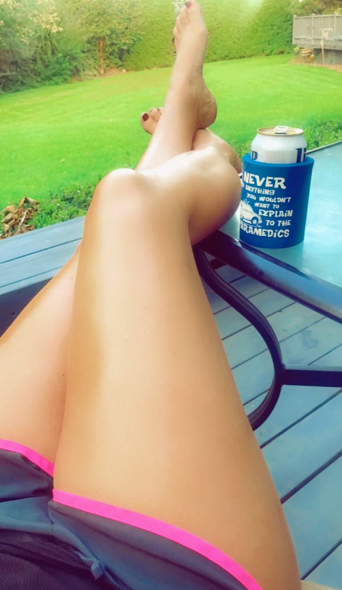 medic_sarcastic's tweet photo. Finally a chance to relax! 💋 #Legs #MillerLite #Koozie #NeverDoAnything #YouWouldnt #WantToExplain #ToTheParamedics 🚑 https://t.co/KwXspeaffs
