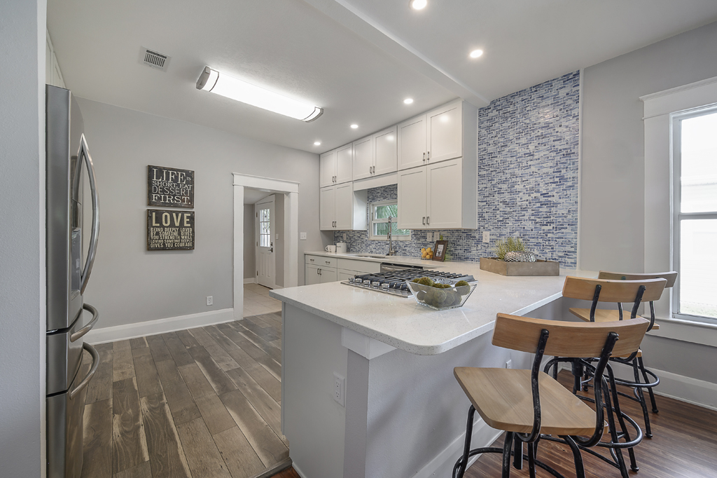 McCoyWyman's tweet image. Newest remodel incl. new metal roof, @Frigidaire Gallery appliances, @KitchenAidUSA gas cooktop, 4'x8' shower, 8'x11' mstr closet, orig. claw-foot tub, and orig. heart-pine floors. Staged by @CardinalDesigns. Listing: Nancy Elkes, @BrokerageTo. More info: mccoywyman.com/property/104-w…