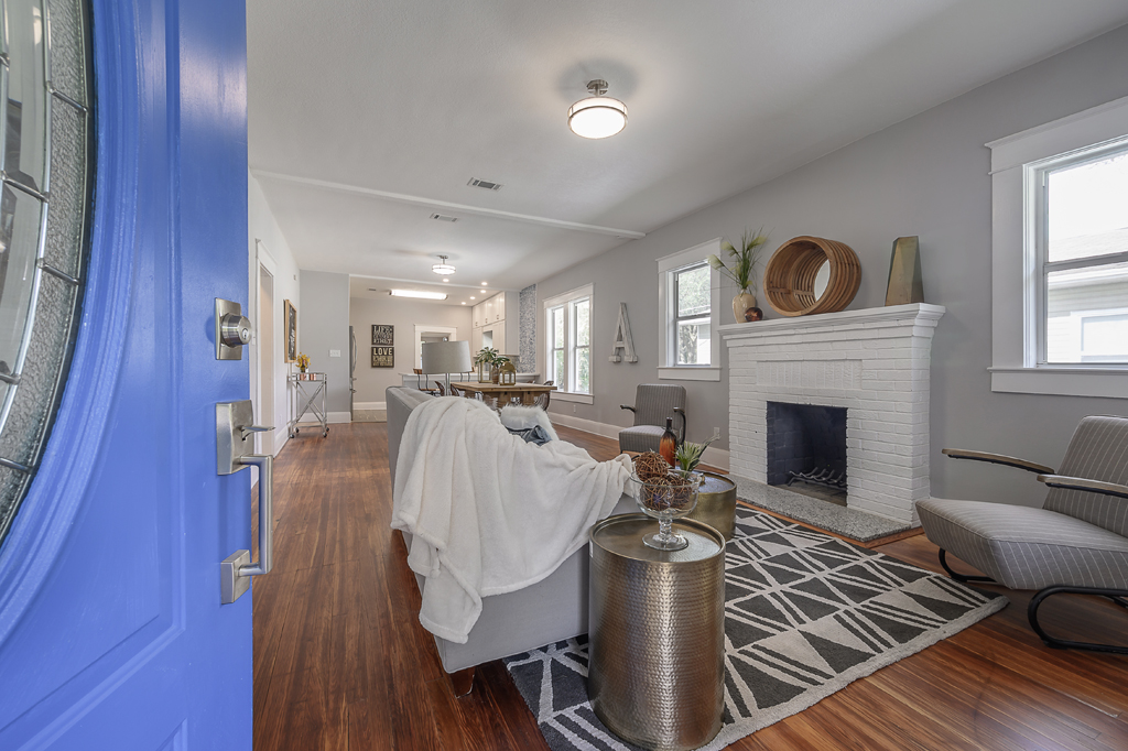McCoyWyman's tweet image. Newest remodel incl. new metal roof, @Frigidaire Gallery appliances, @KitchenAidUSA gas cooktop, 4'x8' shower, 8'x11' mstr closet, orig. claw-foot tub, and orig. heart-pine floors. Staged by @CardinalDesigns. Listing: Nancy Elkes, @BrokerageTo. More info: mccoywyman.com/property/104-w…