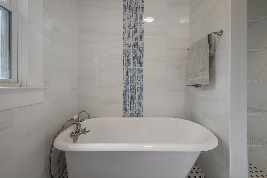 McCoyWyman's tweet image. Newest remodel incl. new metal roof, @Frigidaire Gallery appliances, @KitchenAidUSA gas cooktop, 4'x8' shower, 8'x11' mstr closet, orig. claw-foot tub, and orig. heart-pine floors. Staged by @CardinalDesigns. Listing: Nancy Elkes, @BrokerageTo. More info: mccoywyman.com/property/104-w…