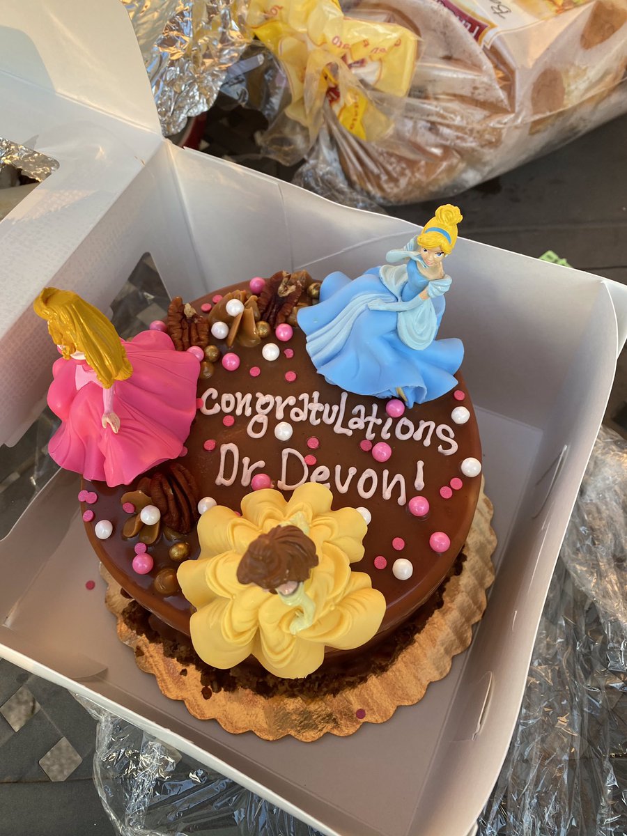 DevonPendlebury's tweet photo. My lab knows me well!! Has been a perfect day https://t.co/wwdRxvLuYe