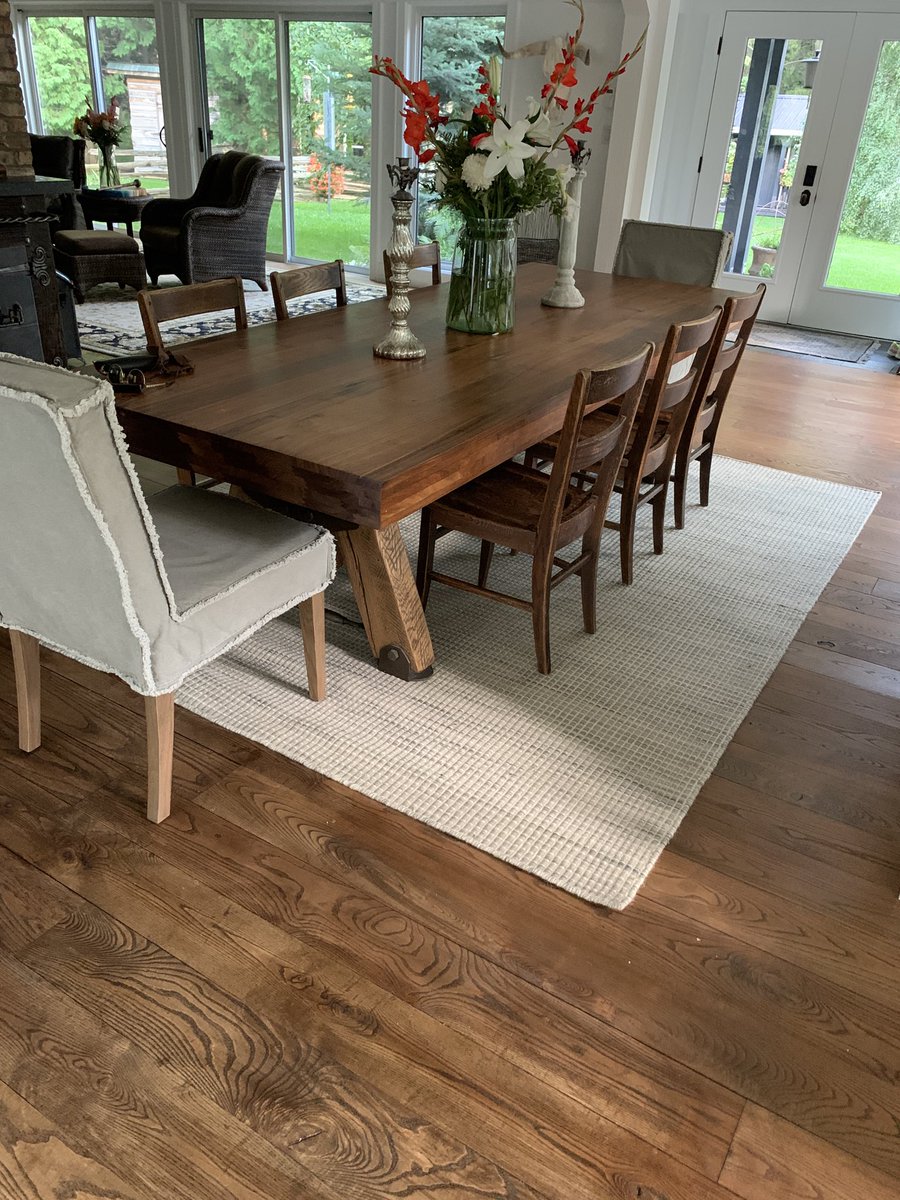 ArleneDickinson's tweet photo. I have this beautiful table and with a little love will be like new (needs buffing on top) It sits on antique legs. Highest bidder gets it (you have to arrange/pay for delivery) whatever I get all goes to buying supplies for schools highest bidder picks. Bidding ends Friday 10pm. https://t.co/RJOK1cZkCm