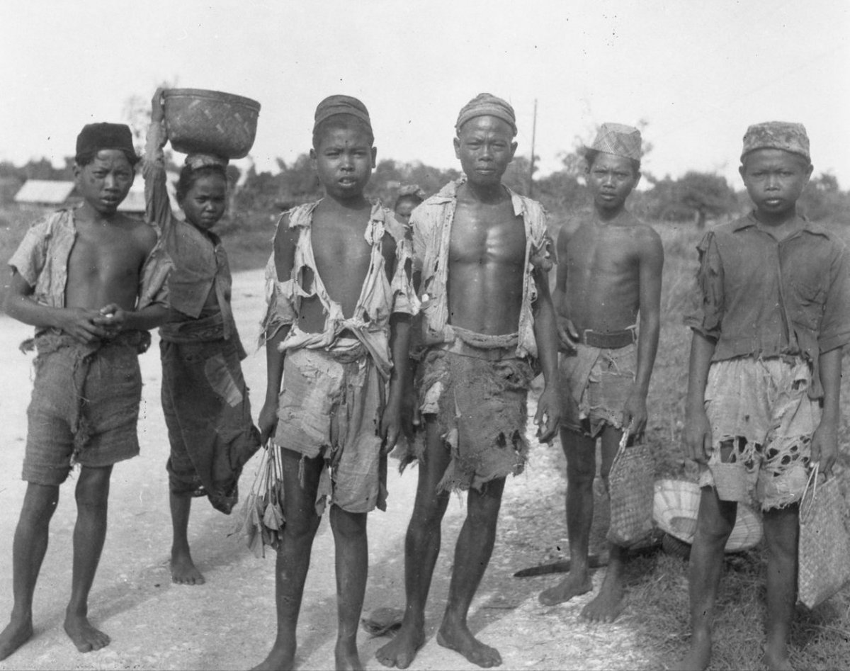 LOMBA PANJAT PINANG, MAKAN KERUPUK, BALAP KARUNG; SIMBOL PENJAJAHAN YANG MASIH DILAKUKAN HINGGA SEKARANG

-A THREAD
#HitungMundur75tahunRI