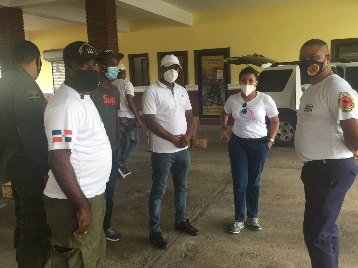 Visitamos a los Bomberos en SDN, Sabana Pérdida y tuvimos la oportunidad de compartir con parte del personal que está en primera línea enfrentando el #COVIDー19 y siempre dispuestos a dar lo mejor de sí por el bien de nuestra nación, con amor les entregamos un pequeño detalle.