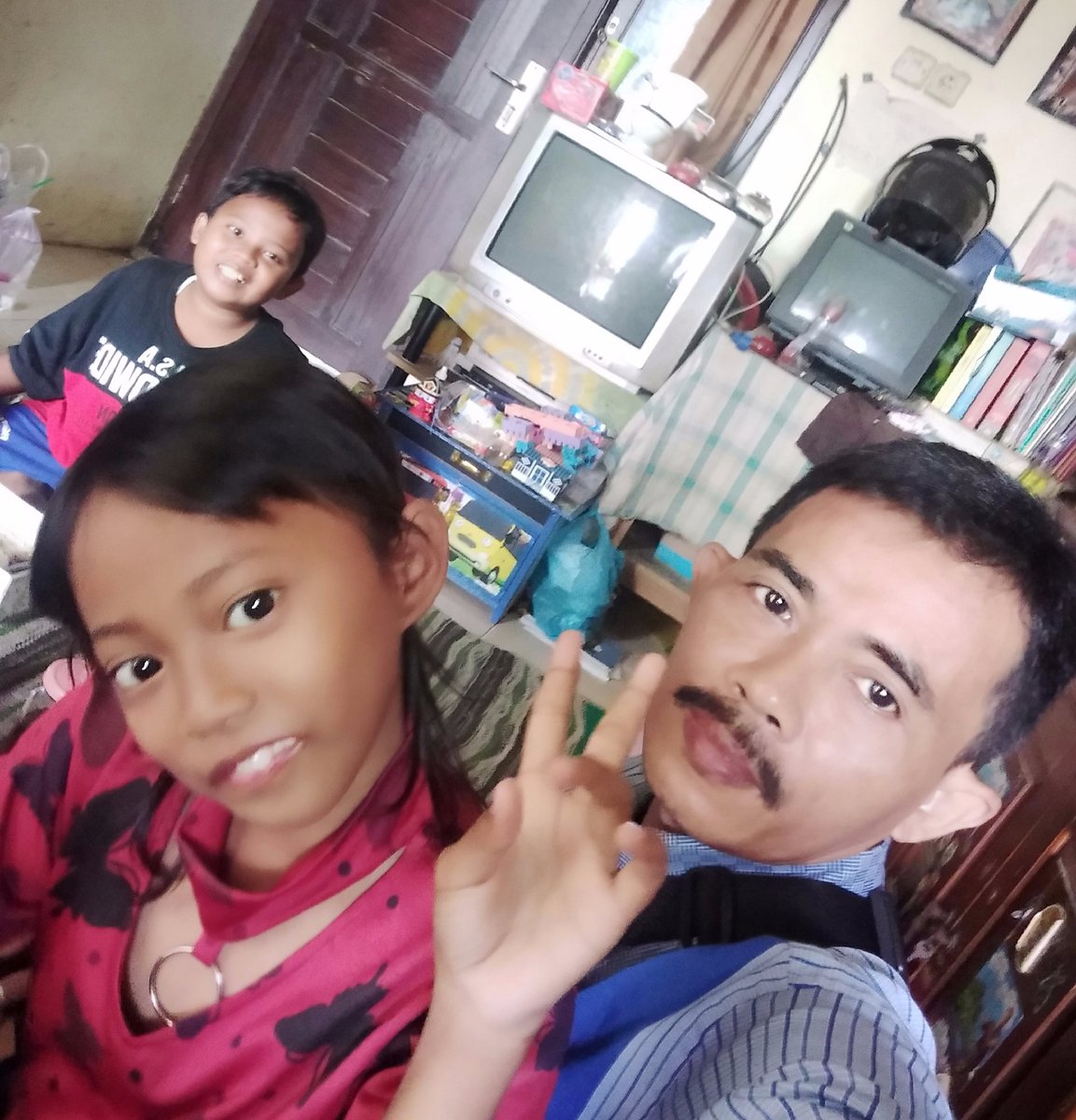 Jumat barokah. Pulang walimah dapat nasi kotak, langsung dimakan bersama anak-anak.