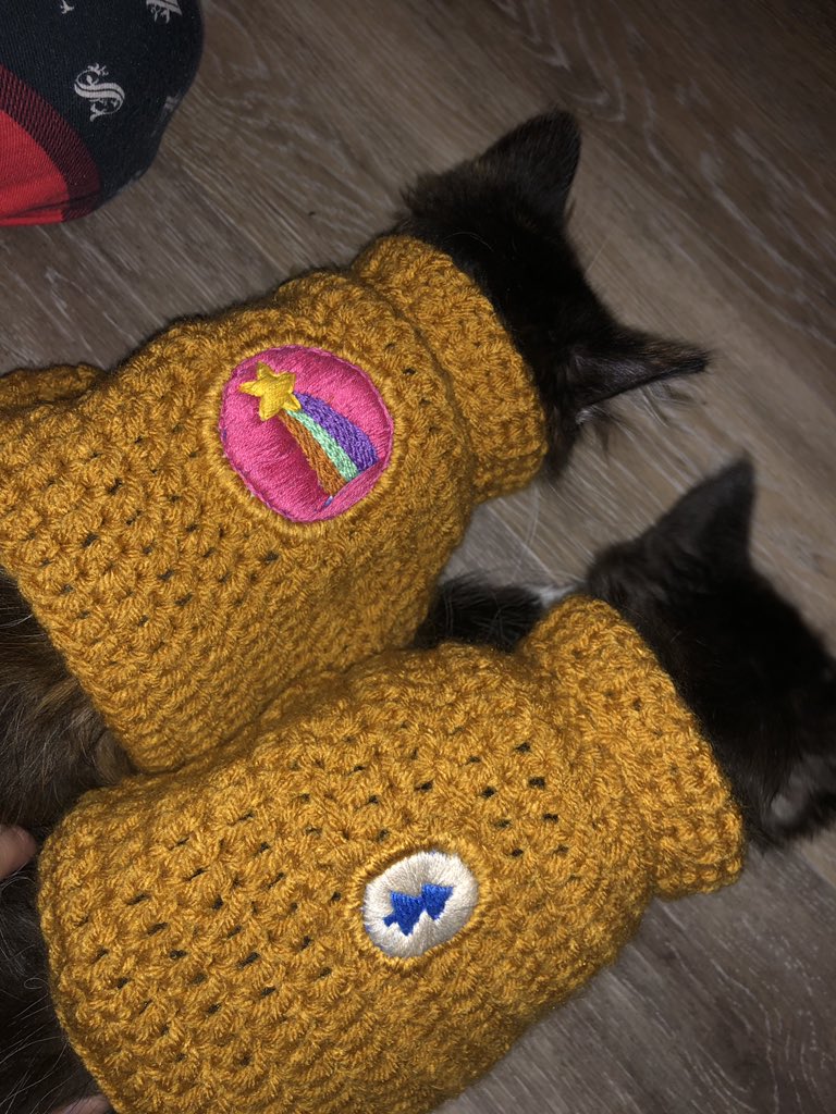 lunalane395's tweet photo. CYD KNITTED TINY SWEATERS FOR DIPPER AND MABEL WITH THEIR SYMBOLS FROM THE TV SHOW 😭😭😭😭😭😭😭❤️❤️❤️❤️❤️🥰🥰🥰🥰🥰🥰💖💖💖💖💖 https://t.co/X6VQawXdDy