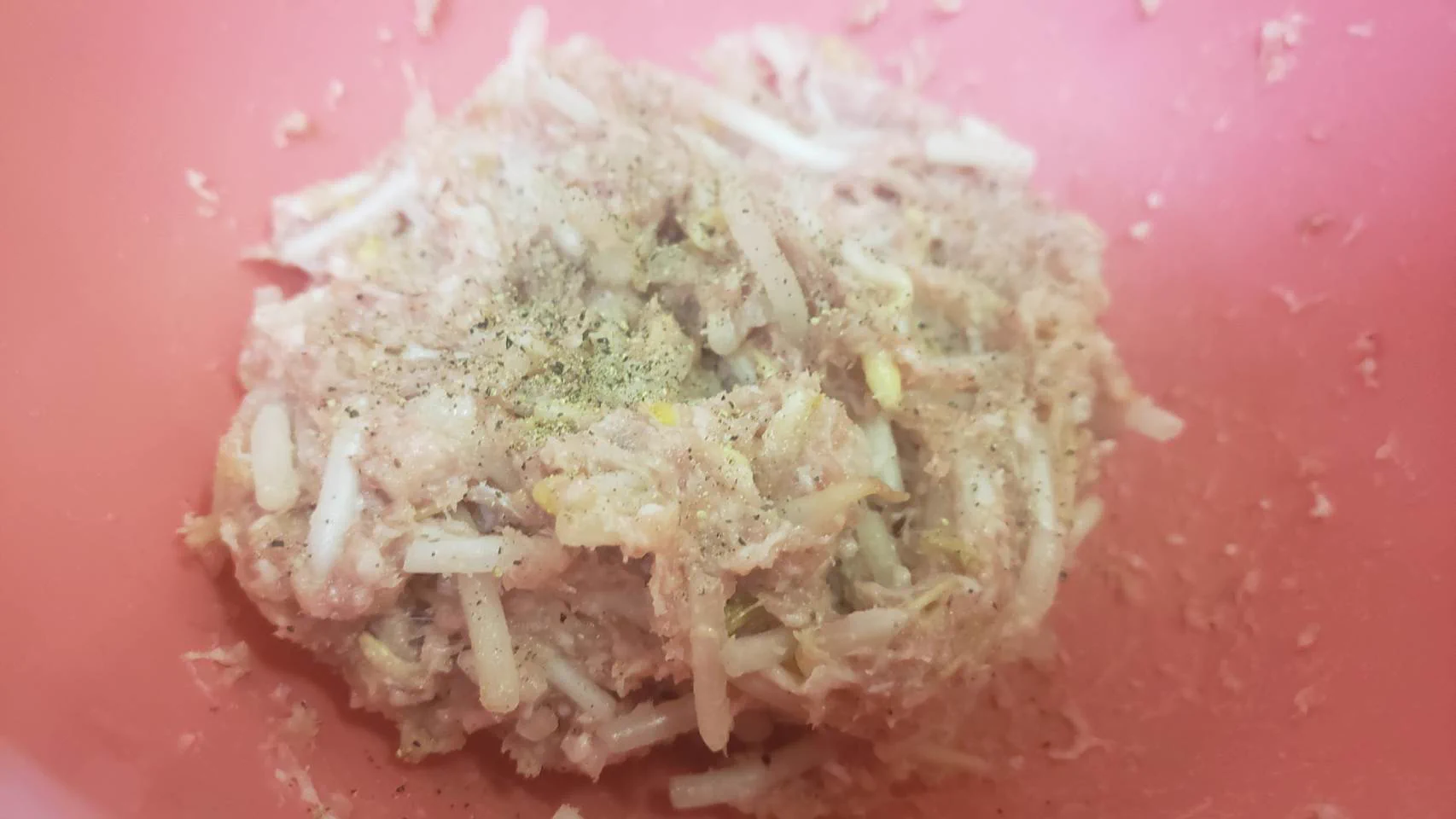 つなぎに使う卵とパン粉をあの野菜で代用？！ザクザク&凄く美味しいハンバーグの作り方！