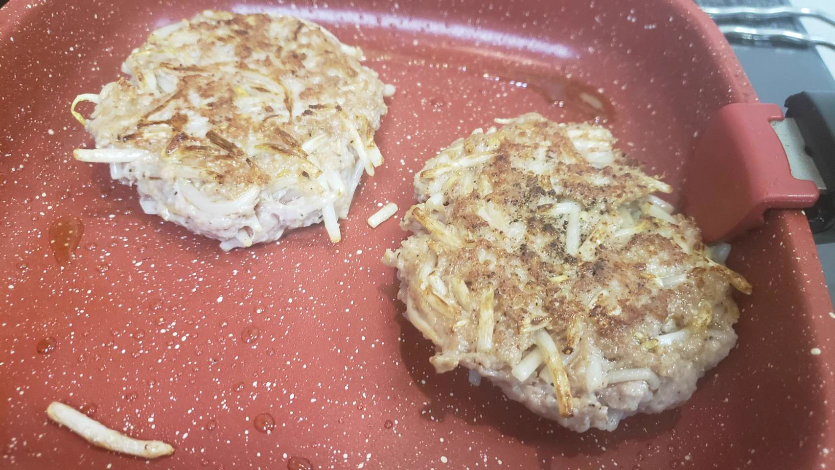 つなぎに使う卵とパン粉をあの野菜で代用？！ザクザク&凄く美味しいハンバーグの作り方！