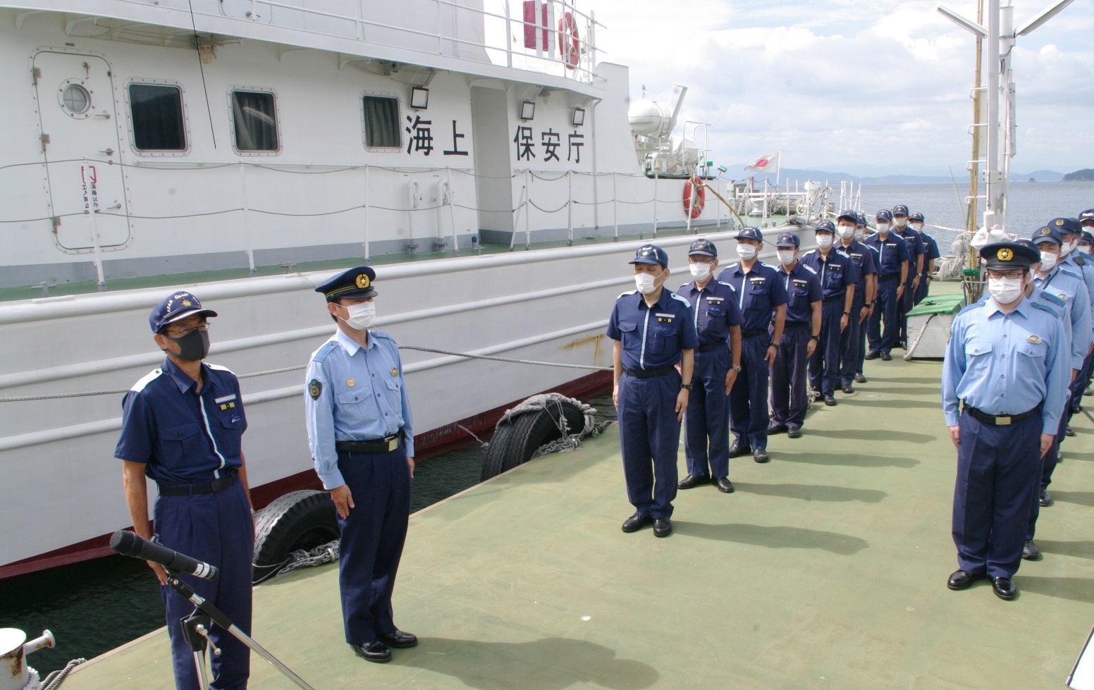 Twitter 上的 香川県警察 小豆署 夏真っ盛り 太陽の日差しが眩しい小豆島 この美しい海での事故を防ぐため 小豆署と小豆島海上保安署が合同パトロールを実施しました 警察船 おりーぶ ほんじま と海上保安庁巡視船 きよづき が一堂に会すと 迫力満点