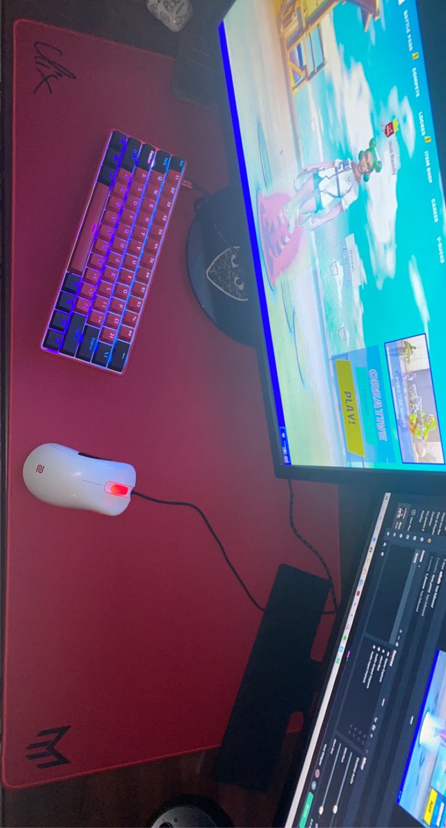 zLoonz's tweet photo. Shoutout to @MatrixKeyboards and @ClixHimself for the amazing keyboard and mouse pad worth the wait 💯 https://t.co/lAVSPNoDwm
