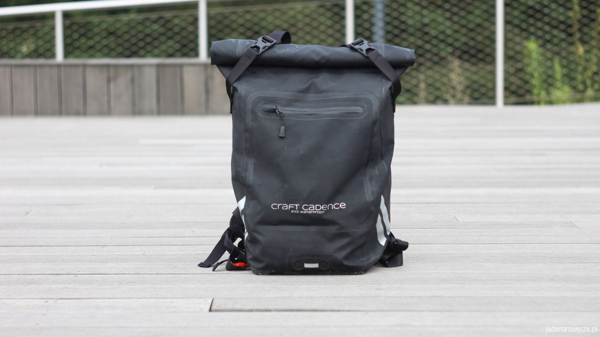 In the Craft Cadence - waterproof bicycle backpack, I presented a product review of a London company.  #bike #bikeblog #commute #craftcadence #cyclecommuter #cycling #cyclinglife #jadenarowerze #rolltopbackpack #waterproofbackpack jadenarowerze.pl/craft-cadence-…