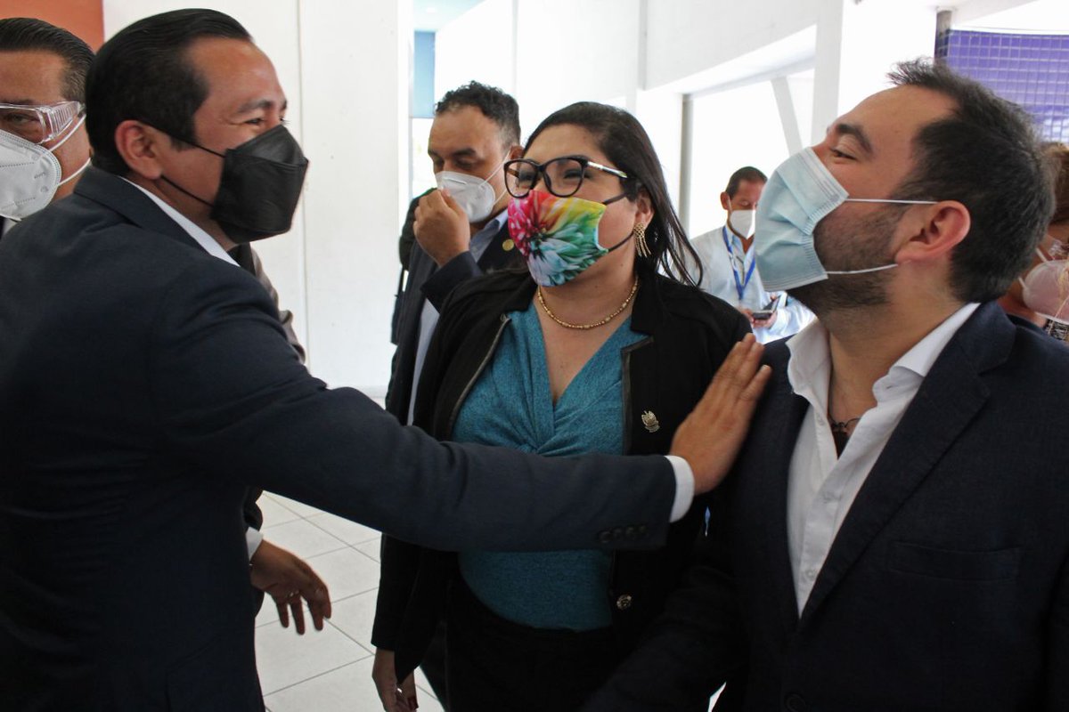 Nunca se había capturado en fotografía una escena con tanta tensión sexual. 😱 Es evidente que el diputado <a href="/JosueGodoySA/">Josué Godoy</a> quiere probar la mordida de piraña peinada.