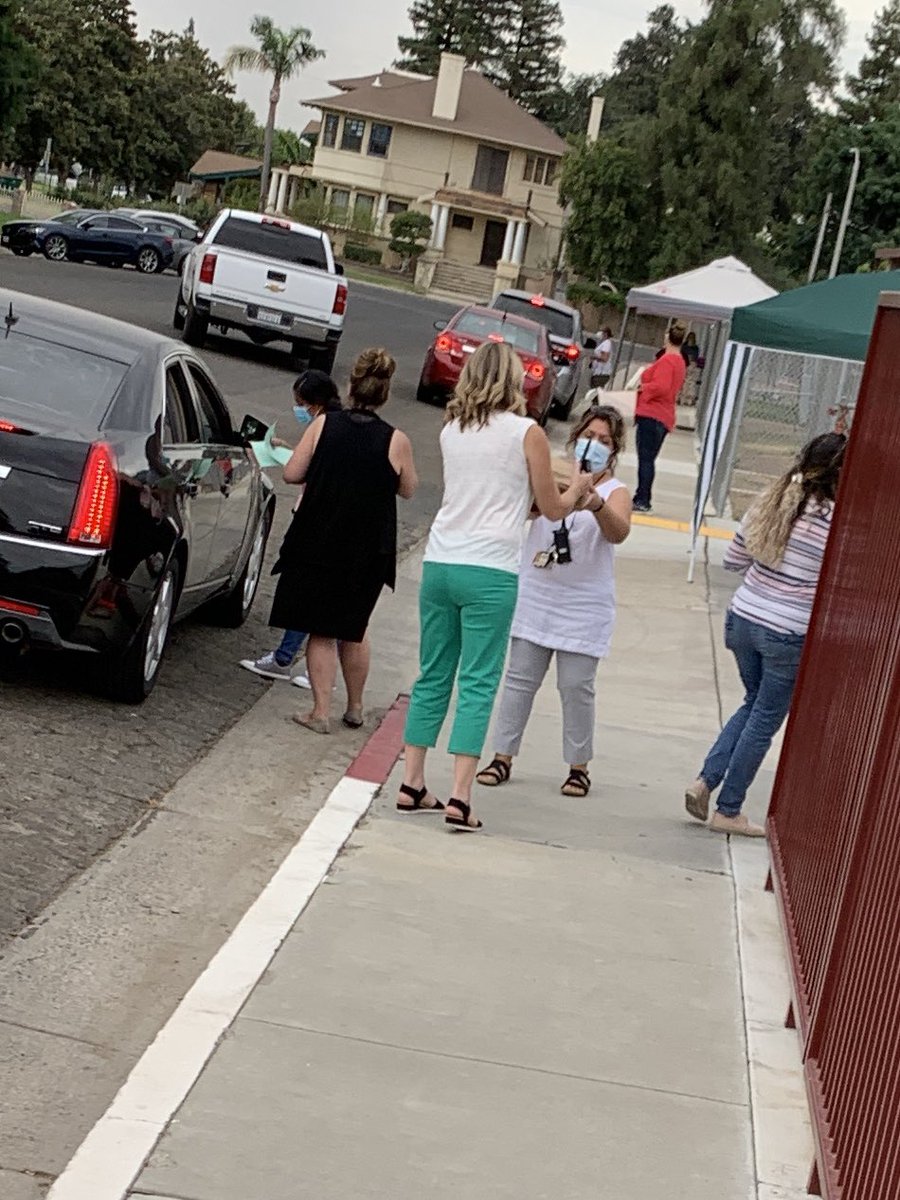 BelleviewDogs's tweet photo. Shout out to our families for being patient as we handed out devices and grade level materials today! Thank you Belleview staff for working hard &amp; ensuring our students got what they needed to kick off our school year! @PortervilleUSD #PUSD1stDay #wegotthis #inthistogether https://t.co/p4oKNg68td