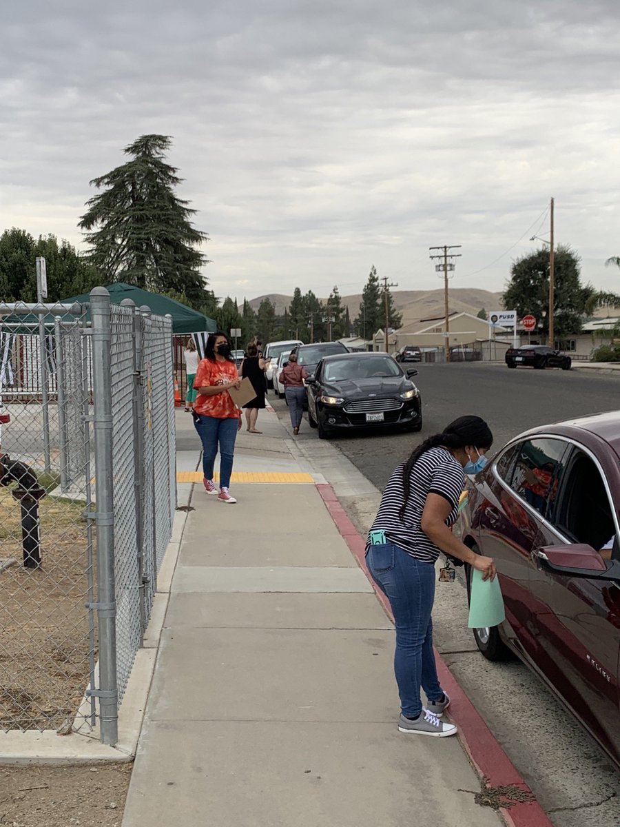 BelleviewDogs's tweet photo. Shout out to our families for being patient as we handed out devices and grade level materials today! Thank you Belleview staff for working hard &amp; ensuring our students got what they needed to kick off our school year! @PortervilleUSD #PUSD1stDay #wegotthis #inthistogether https://t.co/p4oKNg68td