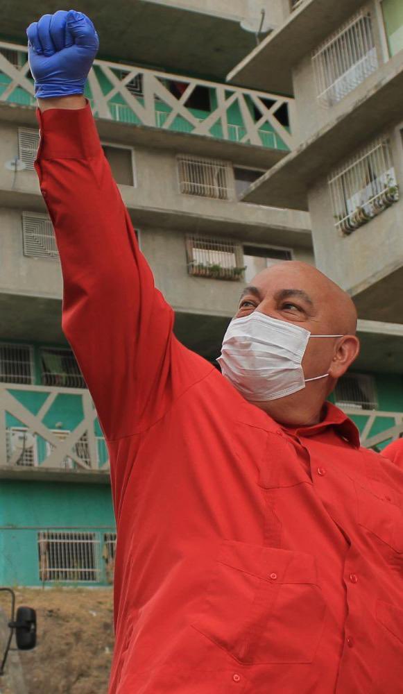 TareckPSUV's tweet photo. Qué el dolor sea la FUERZA para seguir avanzando y VENCIENDO, es el mejor tributo a Darío!! HASTA LA VICTORIA SIEMPRE querido hermano!! https://t.co/N9GgYMNS5I