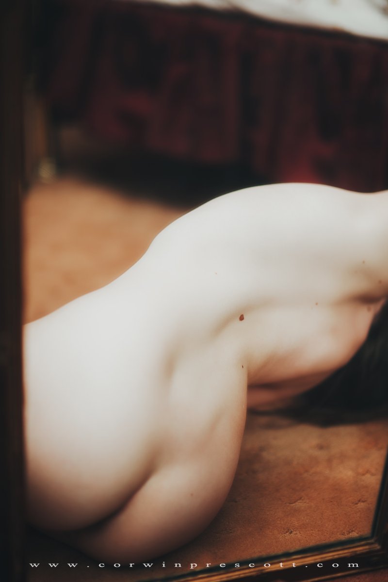 I just love how this shoot with <a href="/nova_amour/">Nova - art model - TPA, CFL, SFL</a> turned out!  Aren't mirrors just little pieces of magic?

onlyfans.com/40131733/corwi…