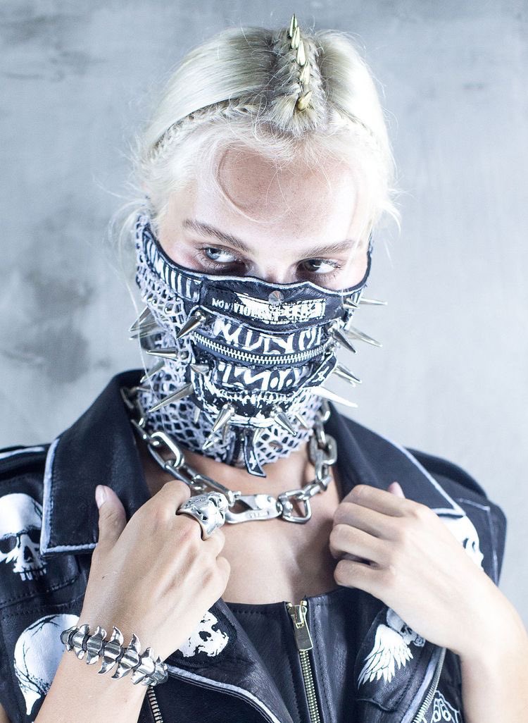 reference_town's tweet image. 😷| face mask/face covering references