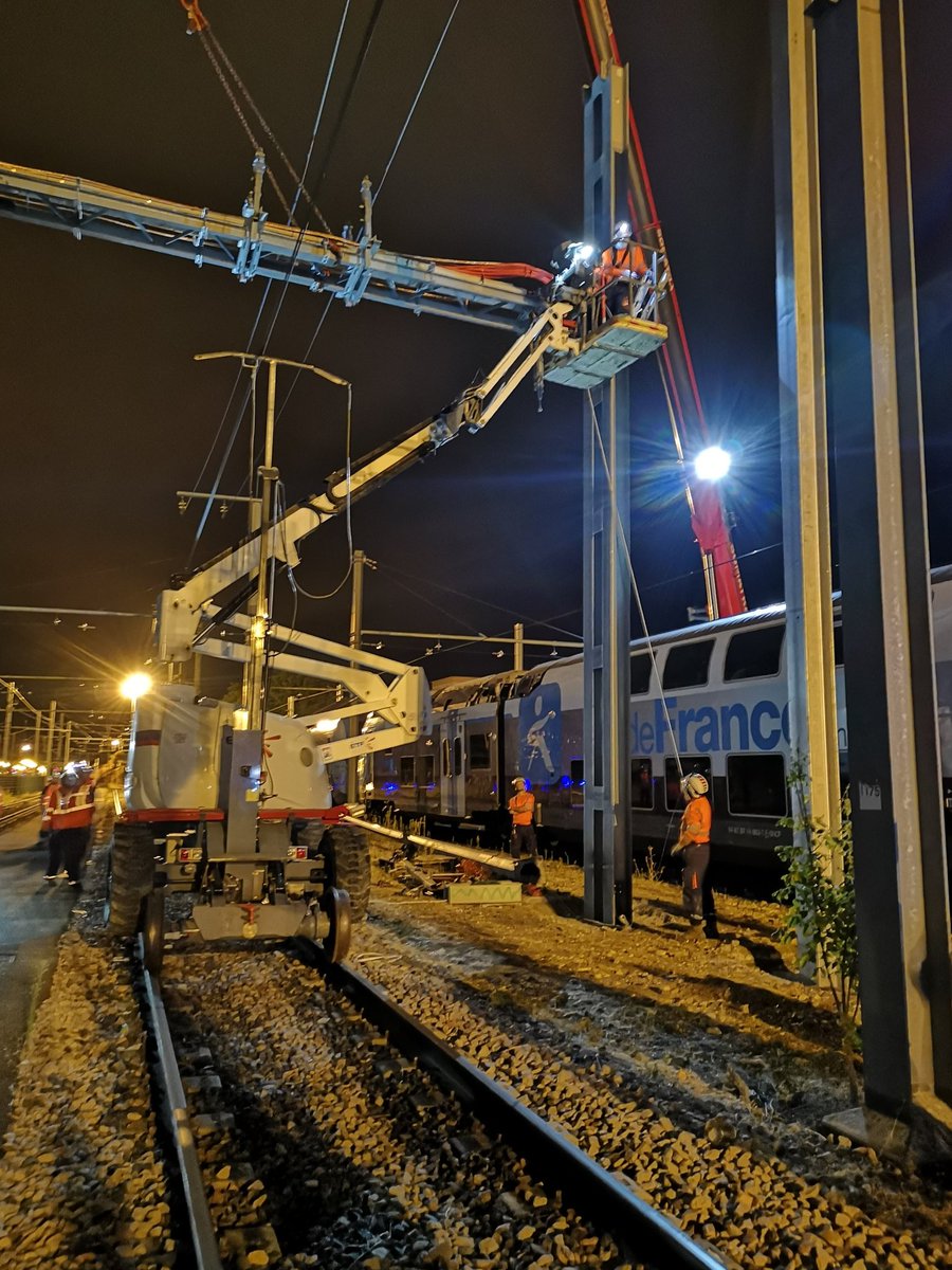 Kneubuhlerserge's tweet photo. #Montargis prend de la hauteur ! Lancé en s29, le chantier SDMR franchit cette nuit une étape importante : l'installation d’une poutre caténaire de 33m de long grâce à une grue de 200 tonnes. Une operation délicate au dessus des voies principales de la ligne R.
@SNCFReseau #IFPSE https://t.co/r0COHssTSF