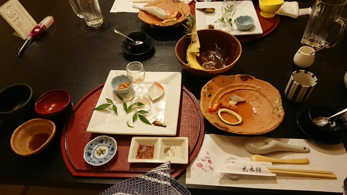 粗茶 ヴァン爺 私の忘れられない旅館は湯平温泉の 花木綿 です 2人で3万くらいで温泉付き離れに泊まれる上 料理が出てくる出てくる 写真から桶に入った白飯にお汁 サラダ デザートまで付いてきた 美味しすぎて食べきっちゃった忘れられない思い出