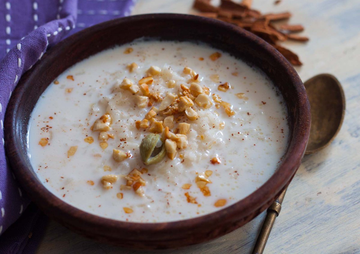 Simranjeet2020's tweet photo. Rice flakes, jaggery, milk, almonds, cashew nuts and you are all good to go for Aval payasm, a rich sweet dish of #Tamil 

#Thursday #Summer2020 #yummy https://t.co/DyHnThtBDb