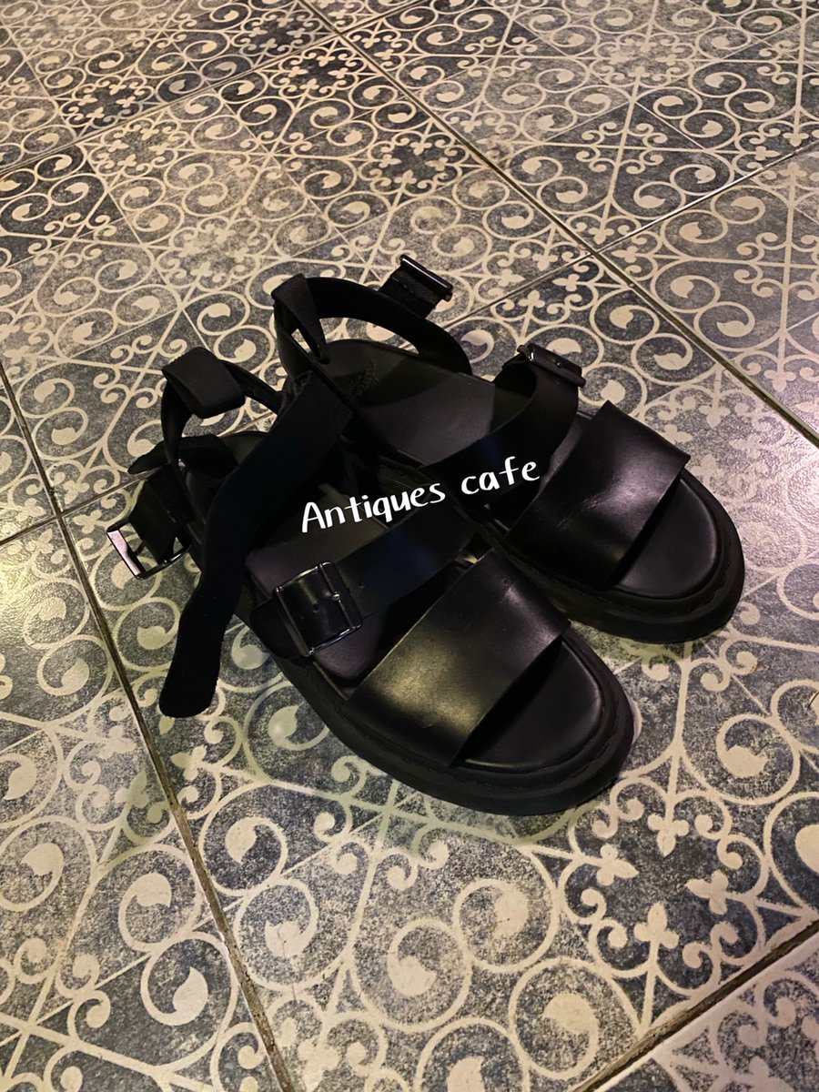 CafeAntiques's tweet image. วันที่ 12 สิงหาคม 2563
น้องได้มาถ่ายงานที่ร้าน
หลังจากเสร็จงาน เคลียร้าน เก็บของเสร็จแล้ว พบว่าน้องไบร์ทได้ลืมรองเท้าแตะของน้องไว้ที่ร้าน
ตอนนี้ ได้ติดต่อผู้จัดการน้องให้มารับกลับแล้วนะครับ
#bbrightvc