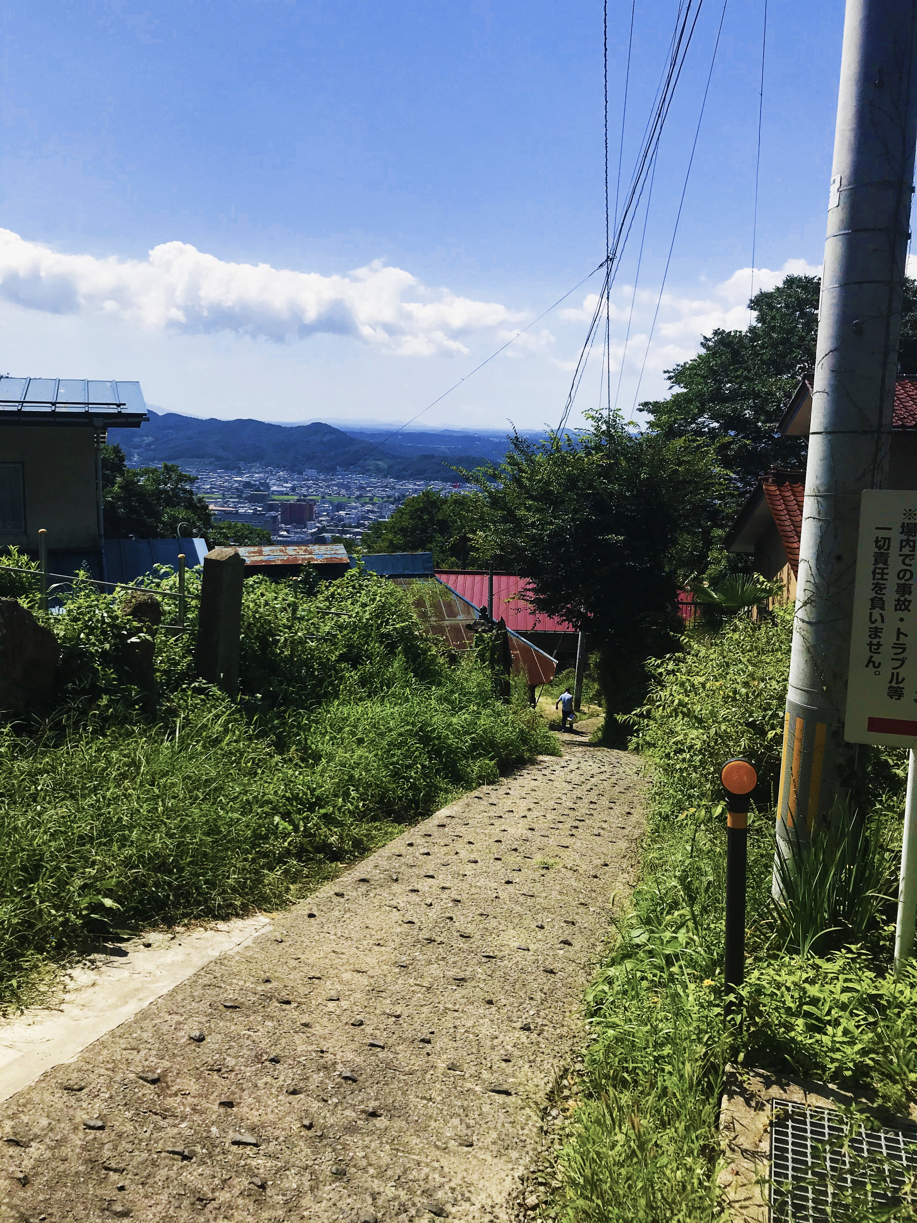 福島ラーメン組っ 公式 となりのトトロといえば Op曲の さんぽ の歌詞はこの信夫山 からインスパイヤされたものだそうです 確かに さかみち トンネル などこの歌を連想するような自然の佇まいが無きにしもあらず 路傍に多くの神々 精霊が祀られ