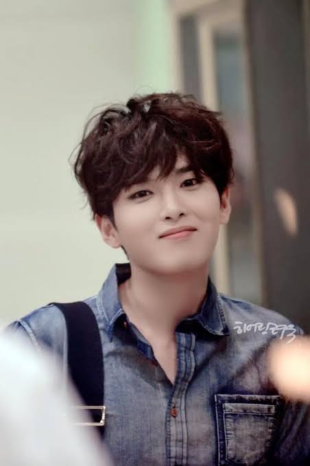 But when Ryeowook was in third grade of middle school, his music teacher encouraged him to go to an art/ music school saying that he reckons Ryeowook must pursue his career in music. So in the middle of that year,