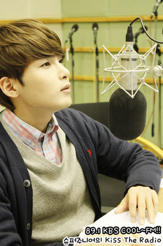 Anyway Ryeowook, who gave off a kind of warm impression that even girls found him just comfortable and friendly, attended the Chin-chin song festival in 2005 and was casted by SM.People made fun of him saying how a fat kid like him could be a celebrity,