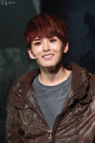 And when he was in the second year, he decided that he wants to be a singer, whatever the motive was.But Ryeowook at the time was… a little……in fact, was very fat boy.(And she posted photos of Ryeowook in high school )