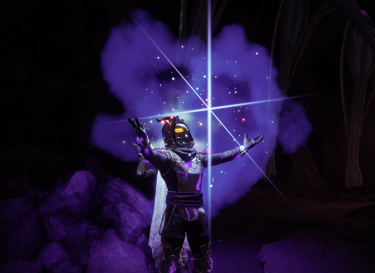 PonchuC's tweet photo. #SolsticeFashionShow @Bungie  Well, my Hunter is just like me, not Photogenic at all but he tried https://t.co/hASzFS2OZ3