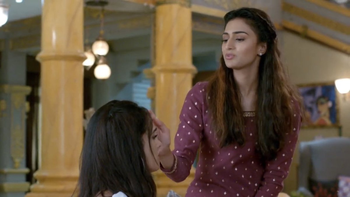   #Prerna, the moment she saw Kuki realised that she was upset. When Kuki told her about the rustication she said that she knows her well and she wouldn’t have done it.   #EricaFernandes   #KasautiiZindagiiKay