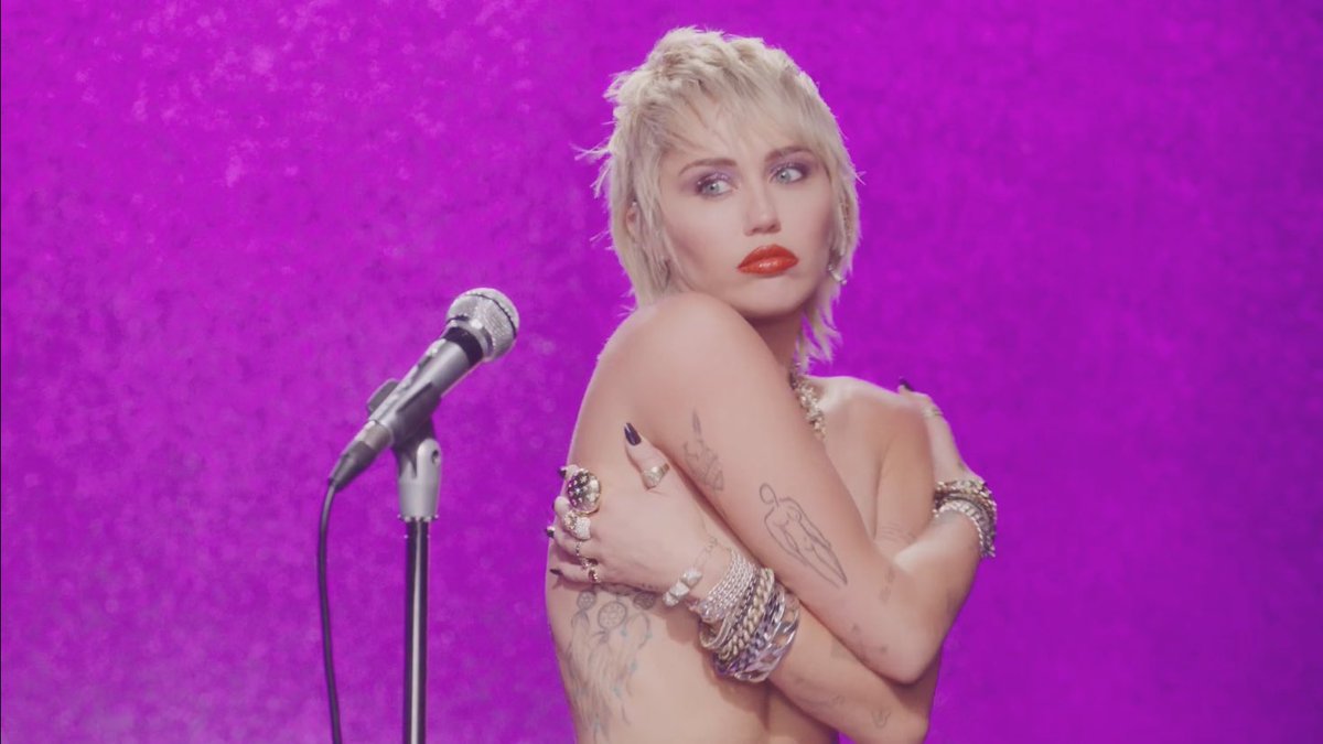 milesangels's tweet photo. la manera en la que miley se reinventa cada era sin perder su esencia wow #midnightsky https://t.co/aOkhQfQ2Hr