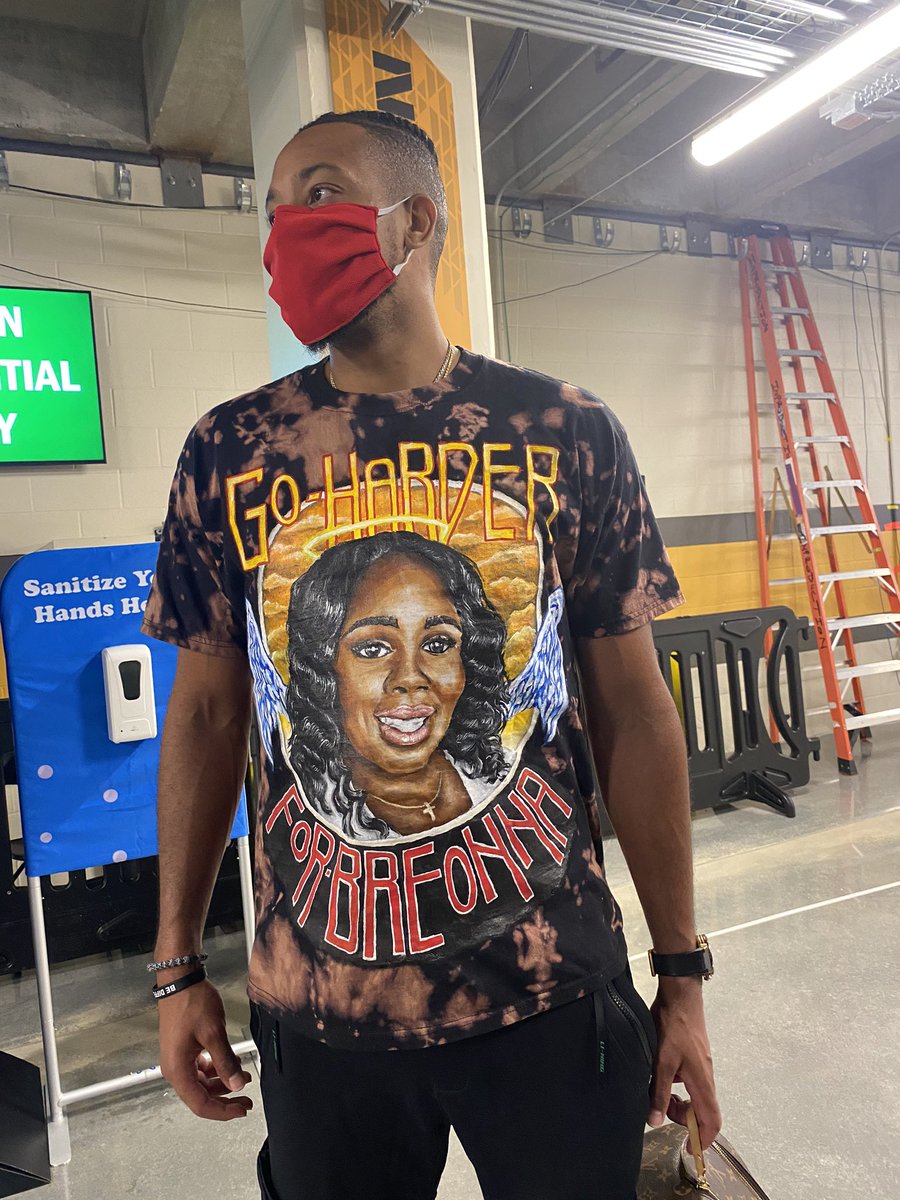 BleacherReport's tweet photo. “Go harder for Breonna”

CJ McCollum wears a shirt after the game demanding justice for Breonna Taylor

(via @TaylorRooks) https://t.co/muNxY8iMZv
