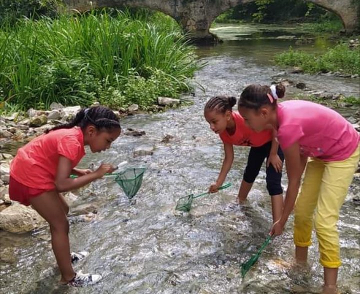 CPIE_APIEU_MTP's tweet photo. Découvrir d'où vient l'eau que nous buvons à #Montpellier. Te était le programme de cette journée avec le @CPIE_APIEU_MTP  pour une douzaine de jeunes des quartiers, depuis les sources du Lez jusqu'aux Arceaux et au Temple des Eaux https://t.co/WYDH0UHY57