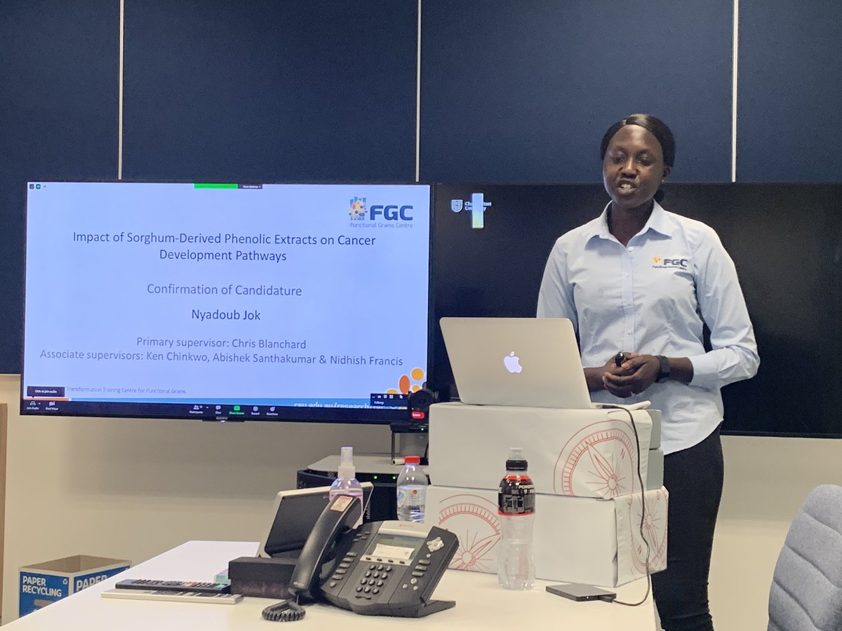 ChrisBlanchard_'s tweet photo. #csufgc student @FGC_Aduba is presenting her CoC on anti-cancer properties of #sorghum. @GrahamCentre @theGRDC @SorgGuy #GrainsRDE @CharlesSturtUni https://t.co/0lboUvVzb1