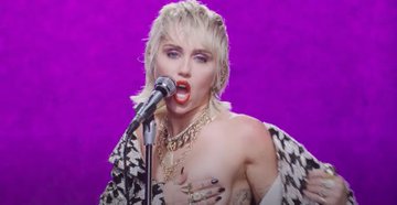 "Eu não estou me arrumando para alguém me achar sexy, eu comecei a me arrumar pra mim, e eu acho que é algo diferente agora que eu estou mais velha e eu acho que isso aconteceu durante o meu ultimo termino" -Miley falando sobre sua aparência no podcast Call Her Daddy #MidnightSky